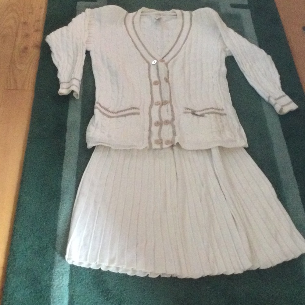 Clifford & Willis, White Skirt set, Cable knot design, pairs of buttons V neck